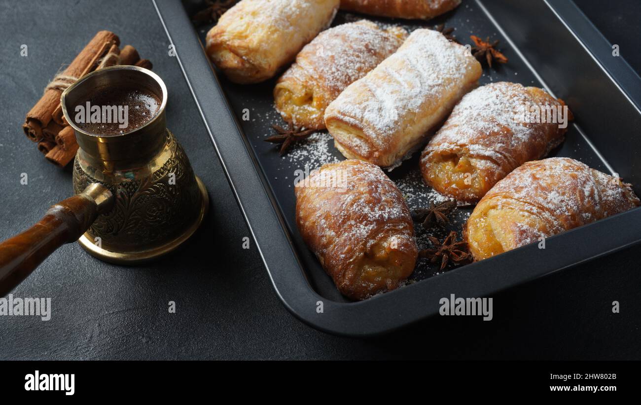Pasta sfoglia, rapper pasta di mele per dessert Foto Stock