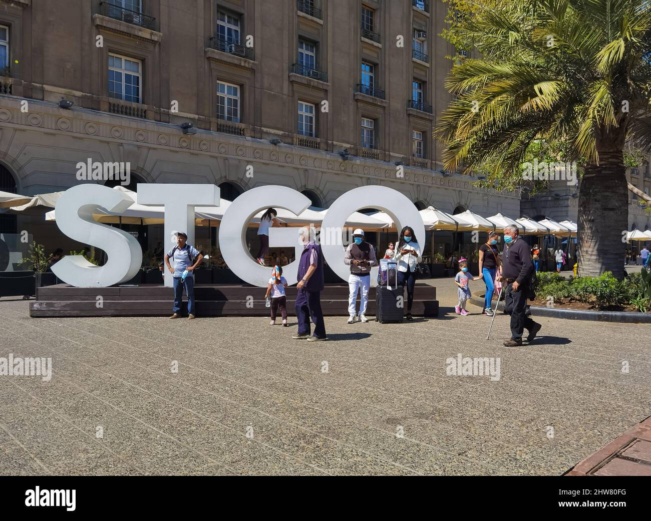 Santiago, Cile - 24 settembre 2021: Persone nella piazza principale. Lettere grandi della città. Foto Stock
