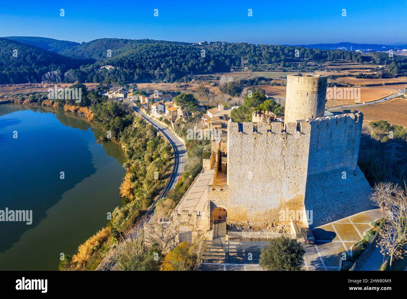 Veduta aerea di Castellet i la Gornal e del Foix Reservoir in provincia di Barcellona Catalunya, Spagna, Europa Foto Stock