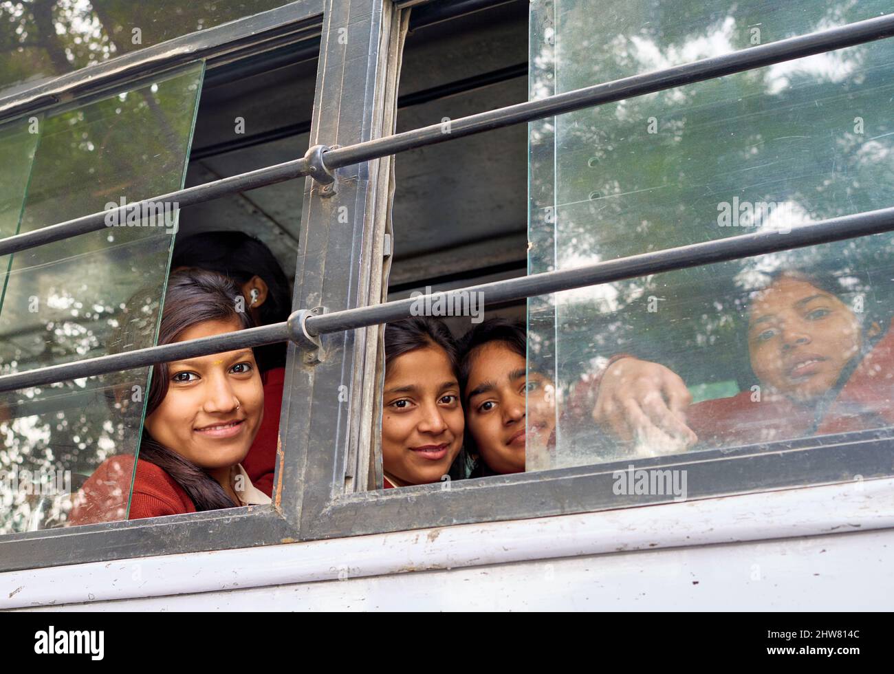 India Delhi. Ragazze su un autobus Foto Stock