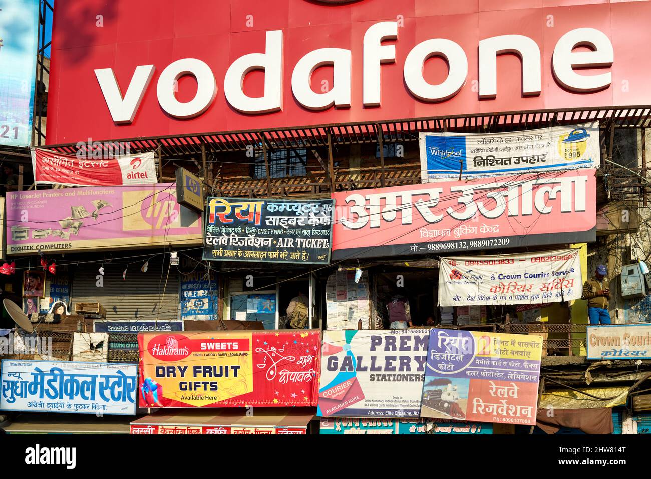 India Agra. Pubblicità su una facciata del palazzo Foto Stock