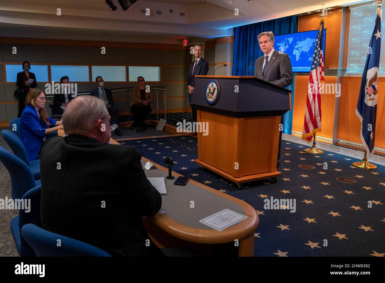 Il Segretario di Stato Antony J. Blinken trasmette osservazioni alla stampa presso il Dipartimento di Stato degli Stati Uniti a Washington, D.C., il 2 marzo 2022. Foto Stock