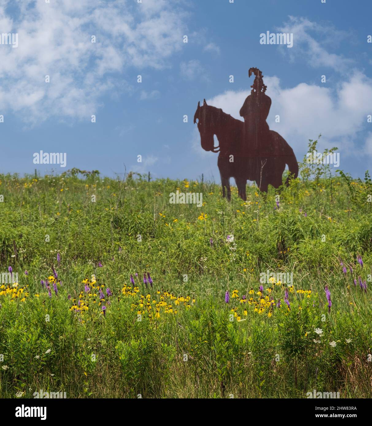 Scultura indiana di Brave a Prarie Grassland and Wildflowers, Missouri Welcome Center, autostrada i-35. Foto Stock