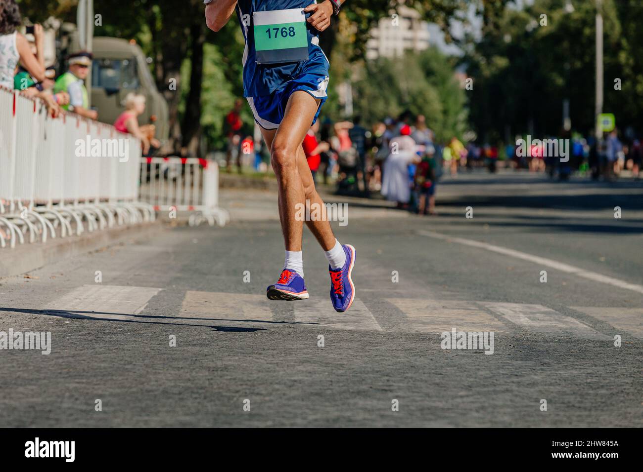 atleta maschile runner correre maratona corsa in città Foto Stock