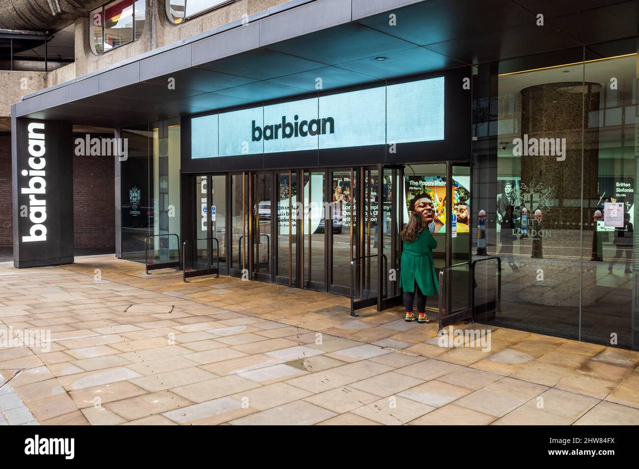 Barbican Centre London - ingresso principale al Barbican Centre in Silk Street, nel centro di Londra. Foto Stock