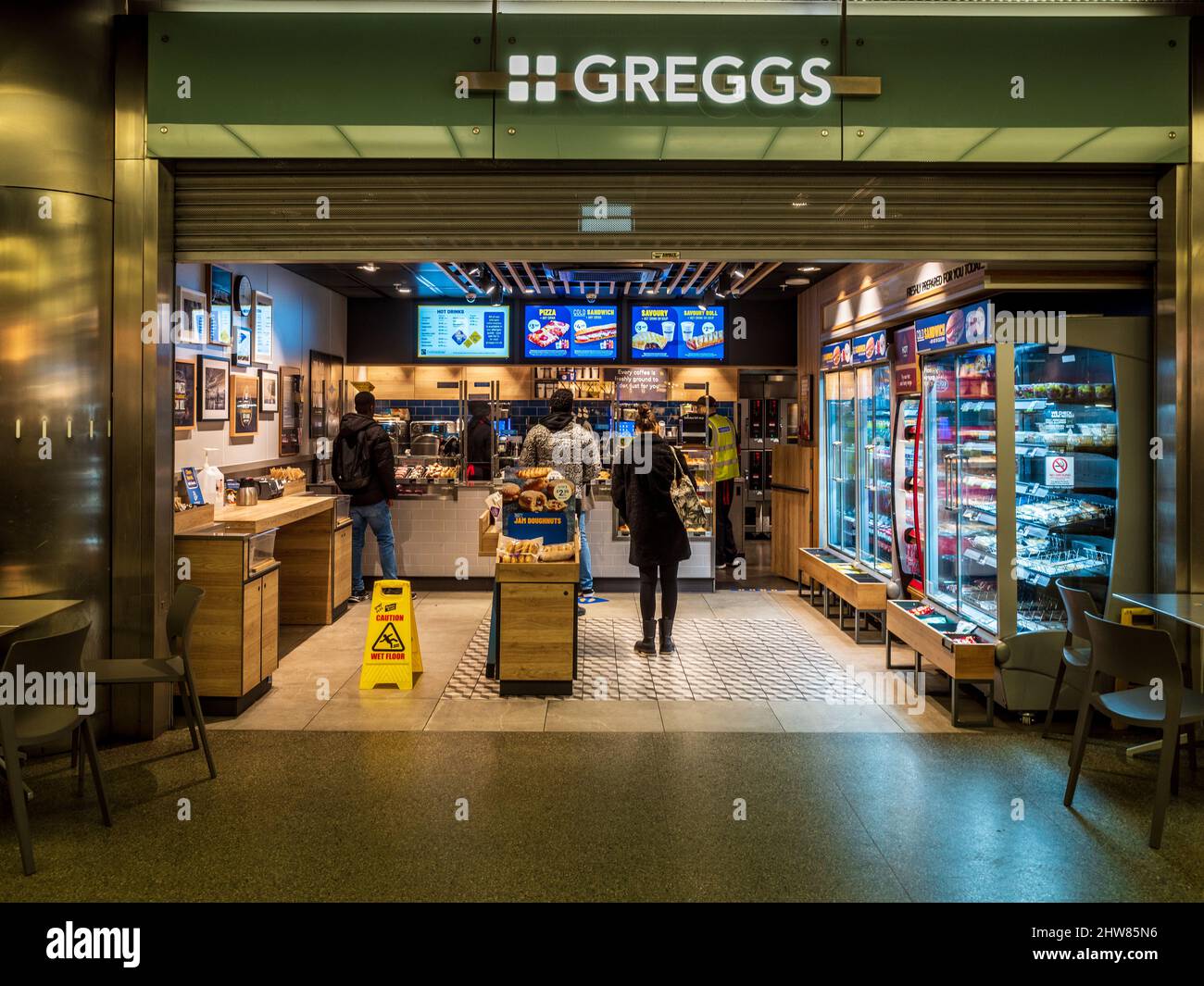 Ristorante fast food Greggs presso la stazione ferroviaria St Pancras di Londra. Foto Stock
