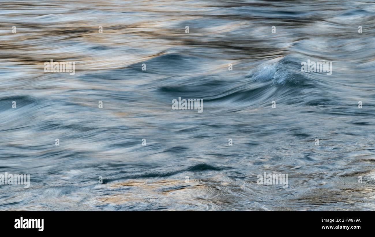 Dettagli della superficie dell'acqua setosa dal rapido ruscello di montagna a lunga esposizione - paesaggio astratto Foto Stock