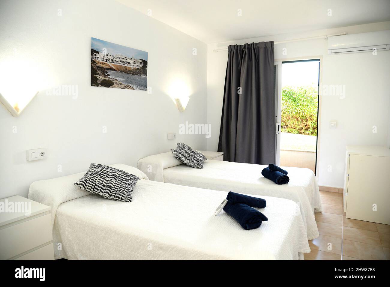Immagini della camera da letto di appartamento turistico, per due persone  con biancheria da letto e da bagno messi. Appartamento situato a Ciudadela,  Minorca, Spagna Foto stock - Alamy