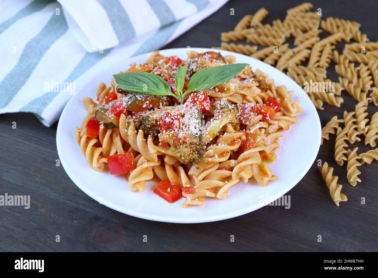 Piatto di pasta di Fusilli fresca cotta gustosa e sana in salsa di pomodoro sul tavolo da cucina Foto Stock