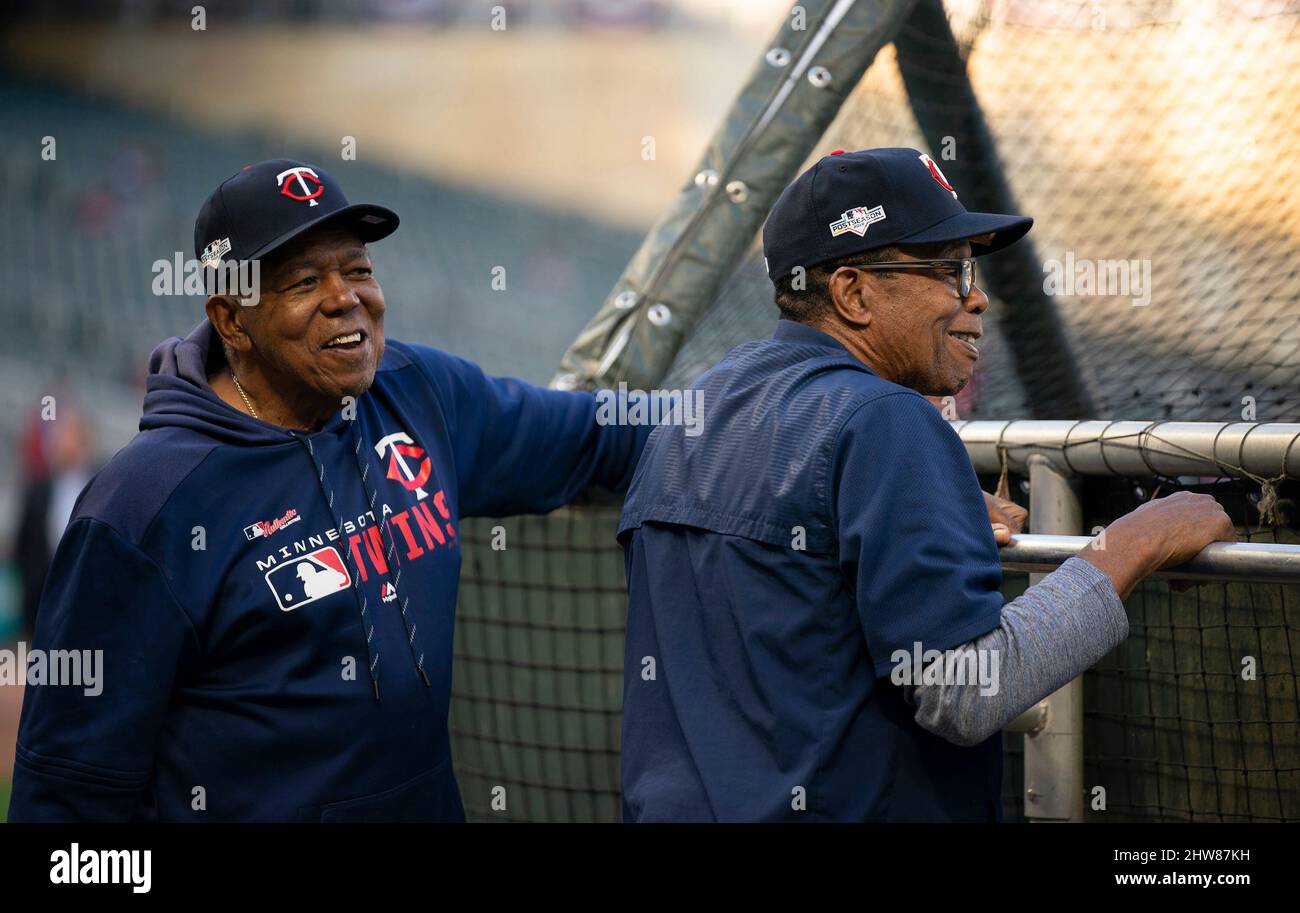 Minneapolis, Stati Uniti. 07th Ott 2019. Le leggende dei Minnesota Twins Tony Oliva, a sinistra, e Rod Carew guardano i giocatori che si allenano prima di una partita contro i New York Yankees 7 ottobre 2019, al Target Field di Minneapolis. (Foto di Jeff Wheeler/Minneapolis Star Tribune/TNS/Sipa USA) Credit: Sipa USA/Alamy Live News Foto Stock