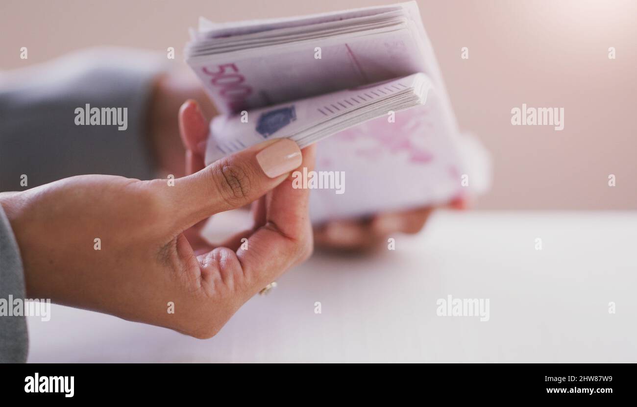 La shes ha lavorato troppo duro per ottenere questo. Scatto corto di una donna d'affari irriconoscibile che conta una pila di soldi nel suo ufficio durante il giorno. Foto Stock