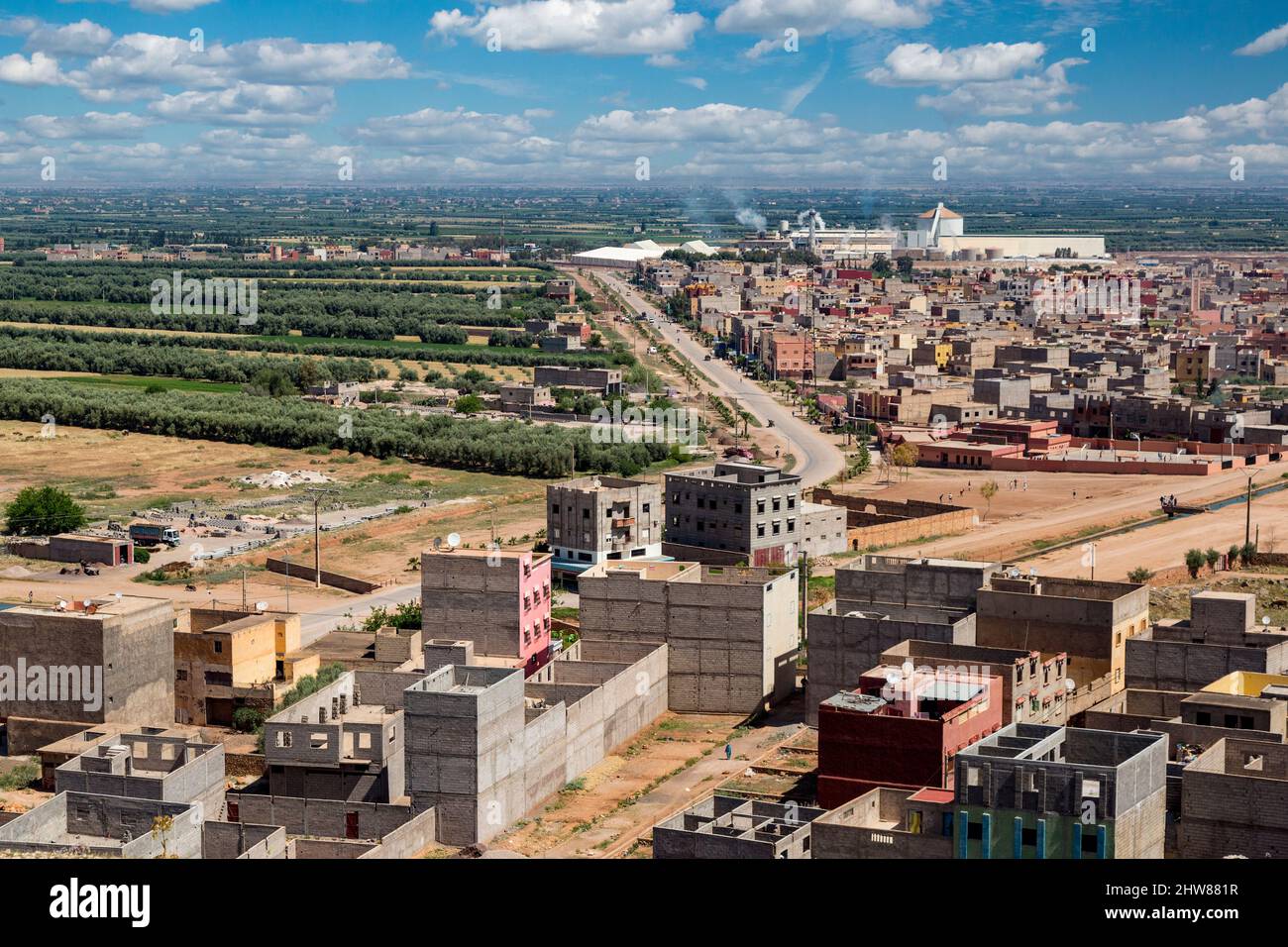 Ouled Ayad, Marocco. Lo sviluppo urbano circondato da campi agricoli. Foto Stock