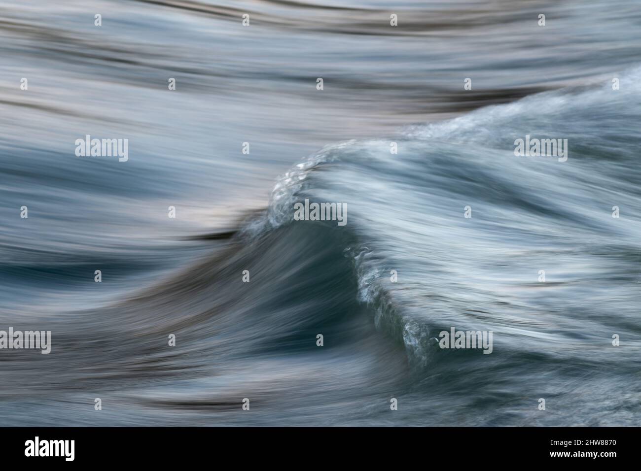 Texture setosa dell'onda d'acqua con esposizione prolungata e sfocatura del movimento - paesaggio astratto da vicino Foto Stock