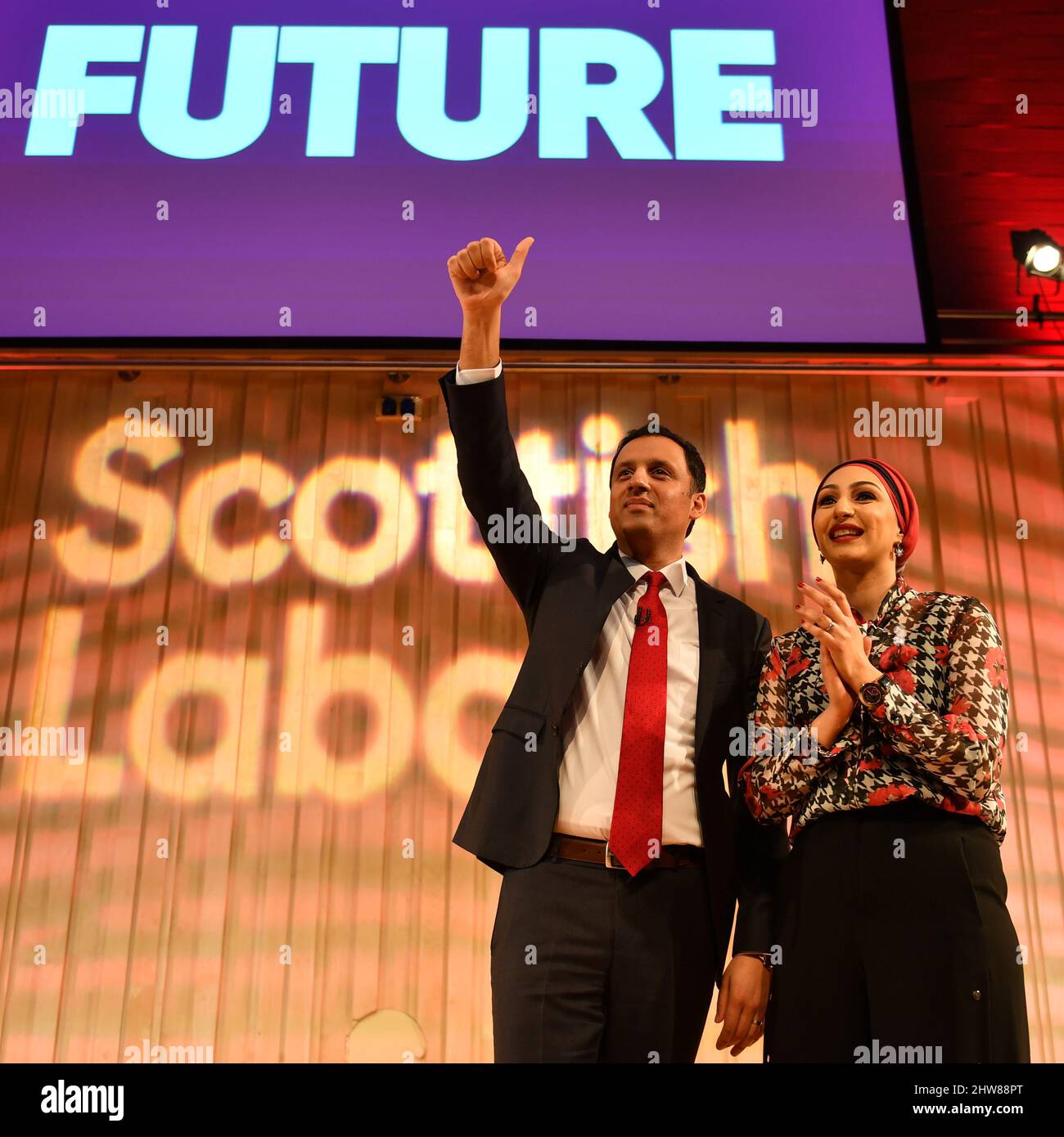 Glasgow, Scozia. 4 marzo 2022. NELLA FOTO: (A sinistra) Anas Sarwar MSP Scottish Labour Party leader, (a destra) Furheen Ashrif - moglie di Anas Sarwar vista dopo il discorso del primo giorno della conferenza nazionale di primavera. Credit: Colin Fisher/Alamy Live News Foto Stock