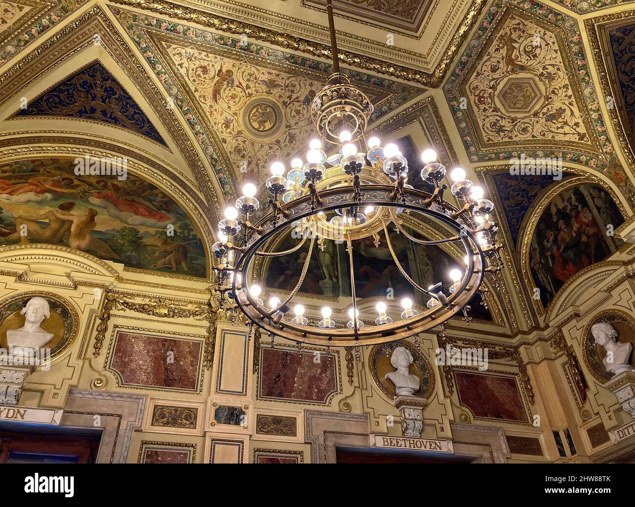 Lampadario e design a parete della sala per le pause nel cosiddetto foyer Schwind nel Teatro dell'Opera di Vienna, Austria Foto Stock