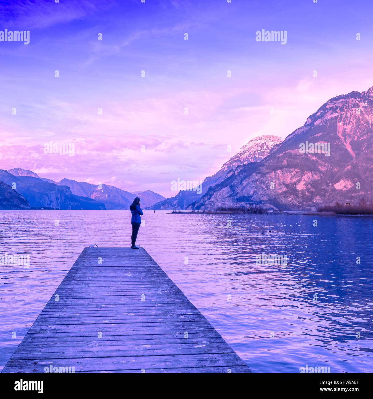 Femmina figure.Fantastic natura montagna cime riflesse nell'acqua del lago. Foto Stock