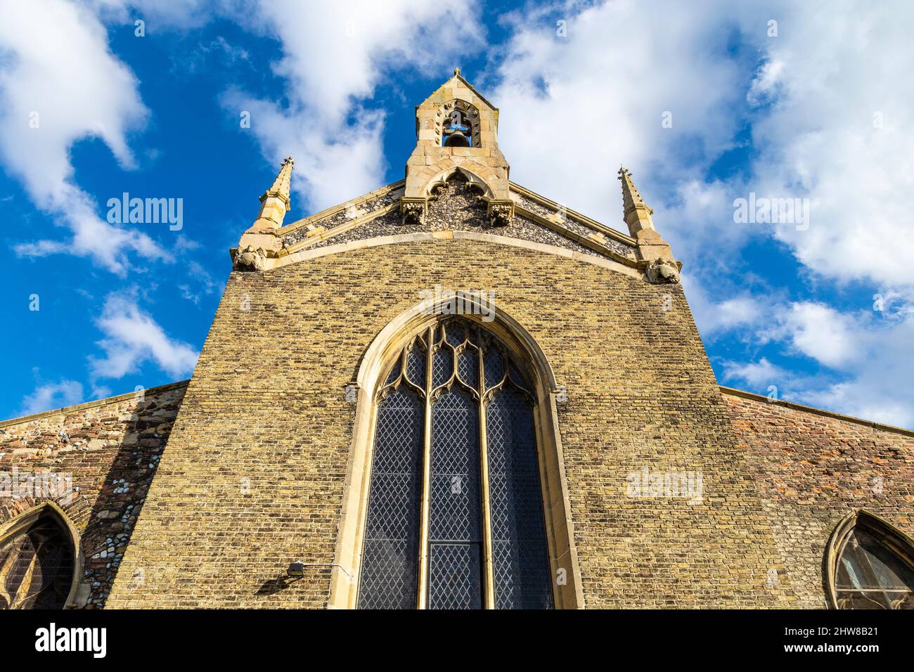 Esterno di pietra e mattoni All Saints Church South Lynn a King's Lynn, Norfolk, Regno Unito Foto Stock