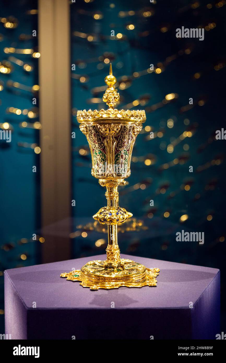 14th secolo Gilt e smalto King John Cup presso Stories of Lynn Museum, Kimg's Lynn, Norfolk, Regno Unito Foto Stock