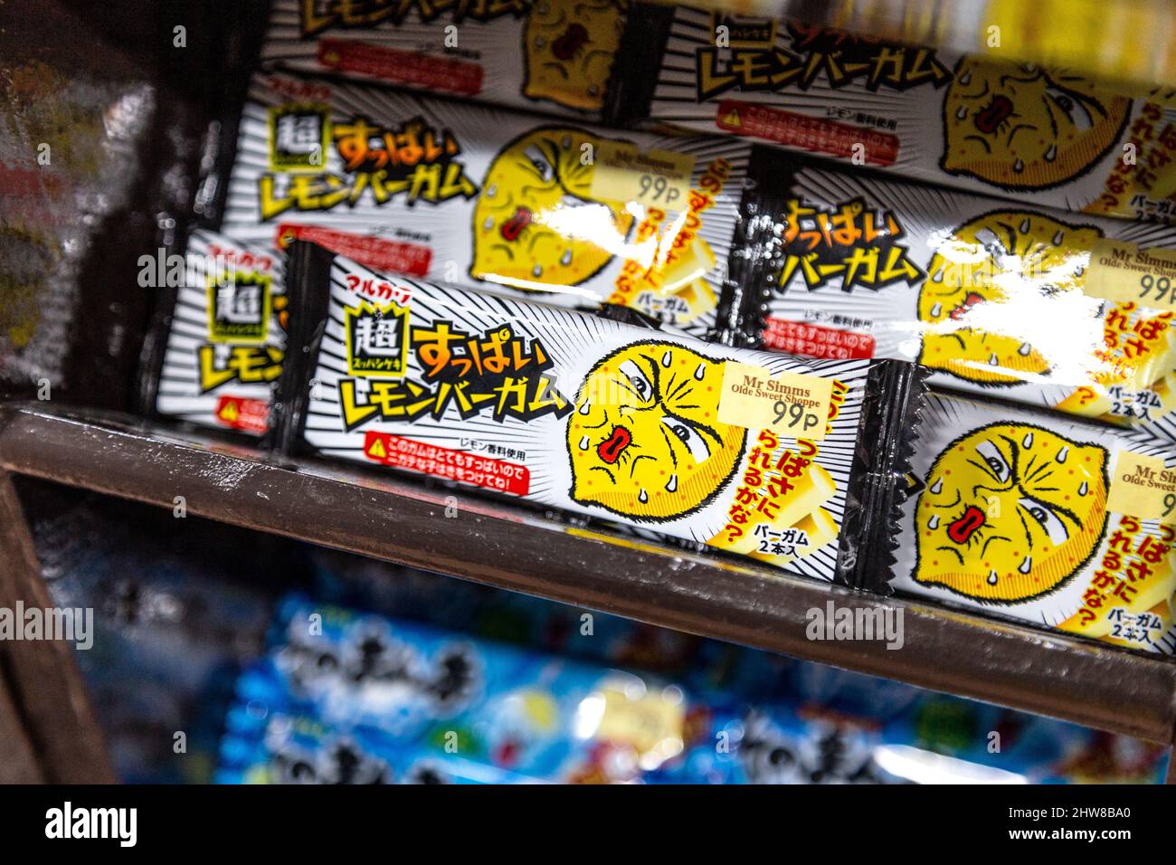 Super Sour Chewing Gum giapponese Marukawa su uno scaffale in un negozio di dolci (King's Lynn, Regno Unito) Foto Stock