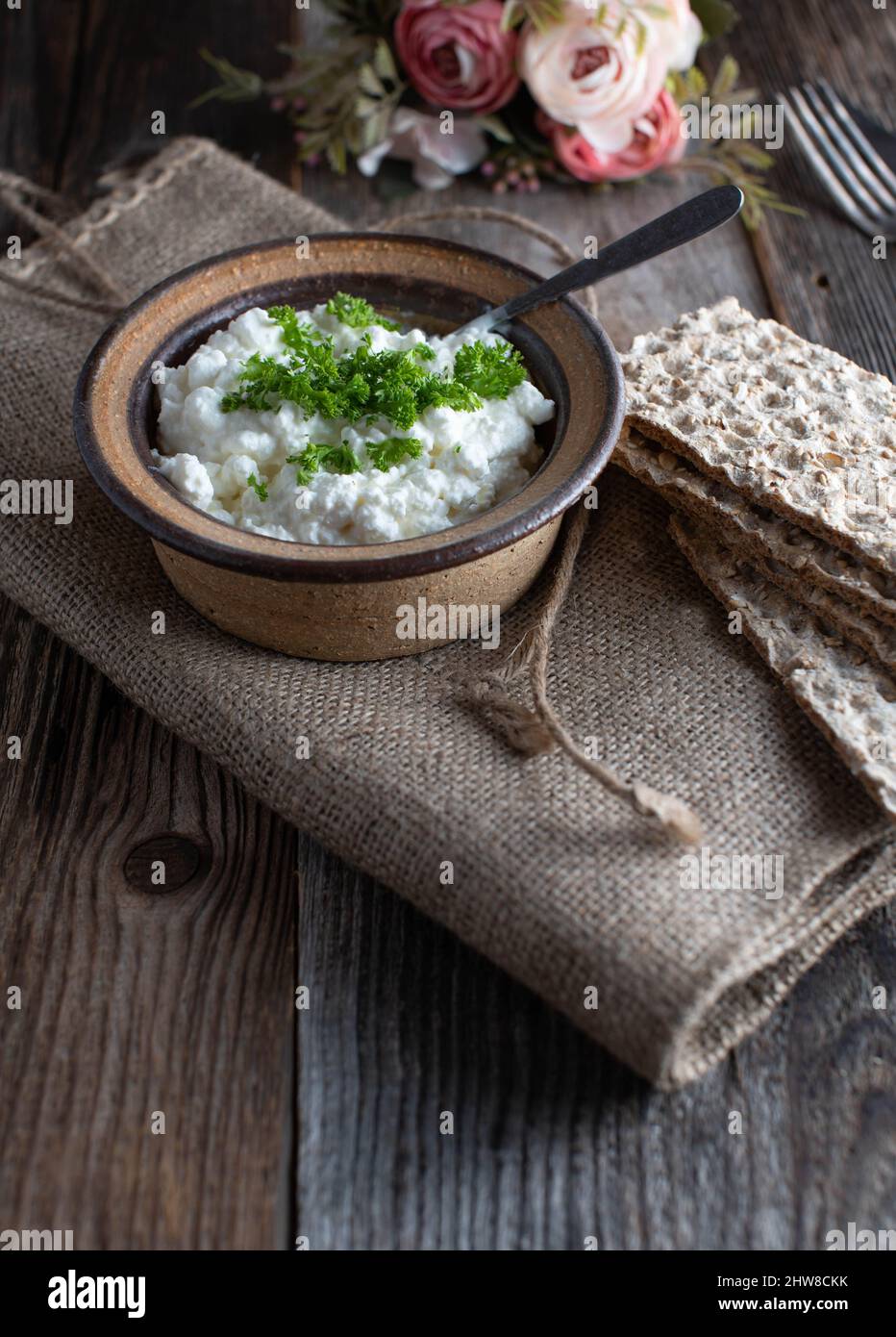 Sana colazione proteica con formaggio casereccio, erbe e pane croccante. Foto Stock
