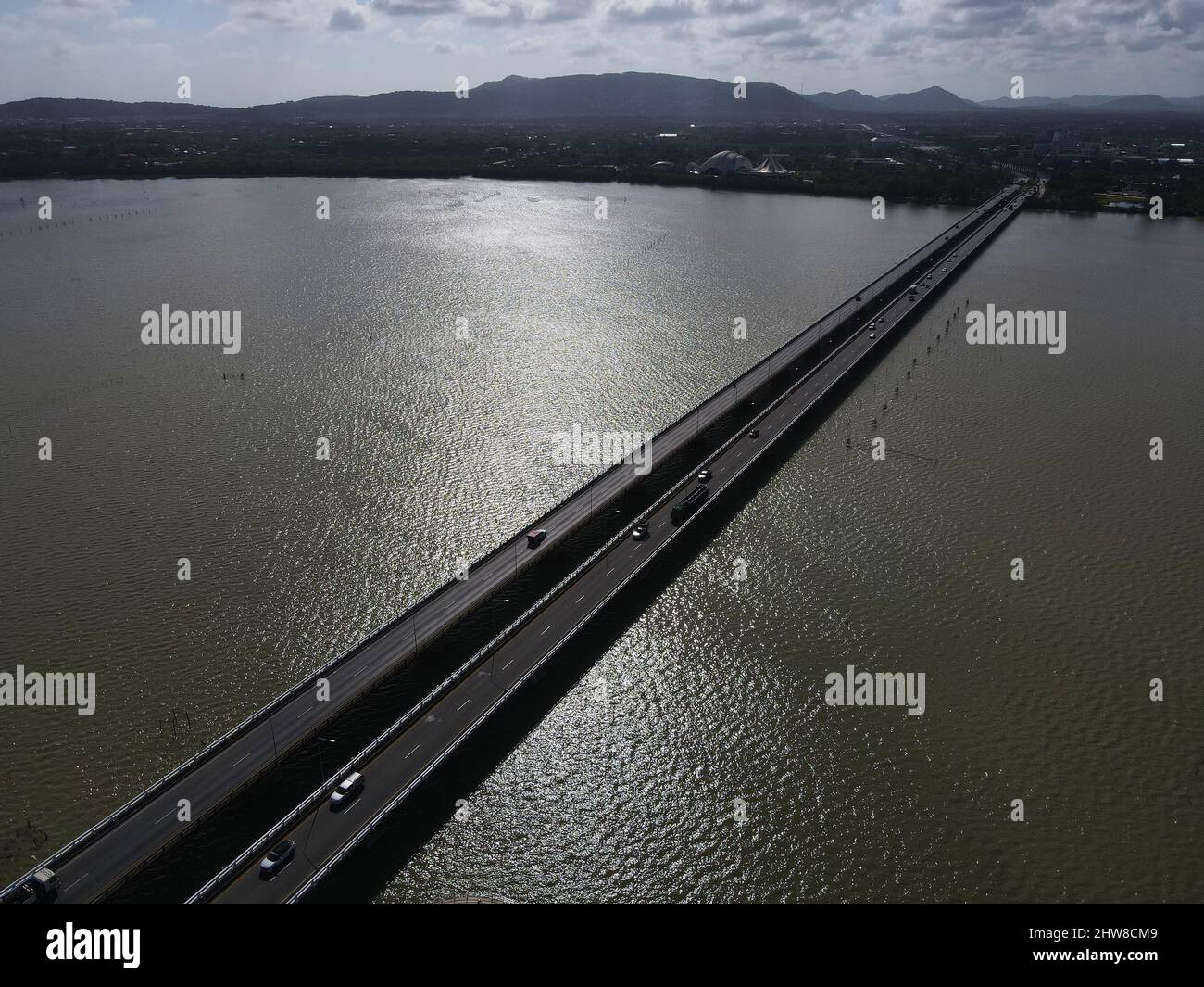 Vista aerea del ponte Tinsulanonda, Ko Yo, Songkhla, Thailandia Foto Stock