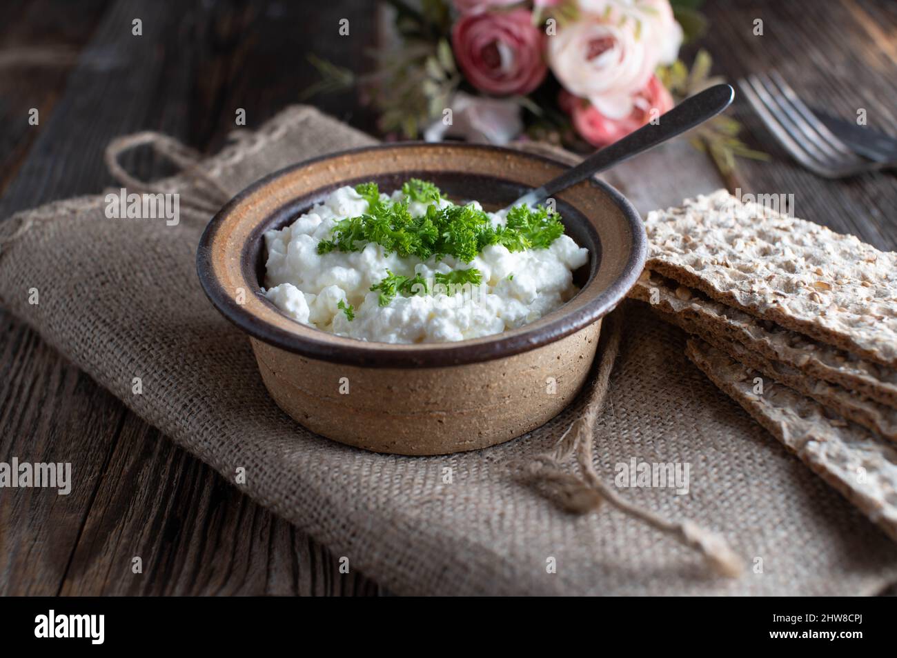 Sana colazione proteica con formaggio casereccio, erbe e pane croccante. Foto Stock