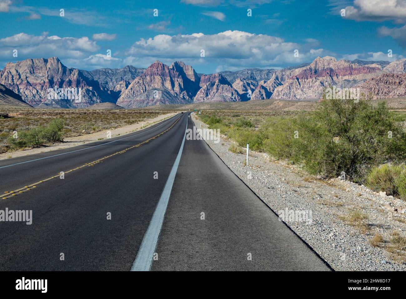 Il Red Rock Canyon, Nevada. La strada statale 159, Blue Diamond Road, dirigendosi verso il Red Rock Canyon. Foto Stock