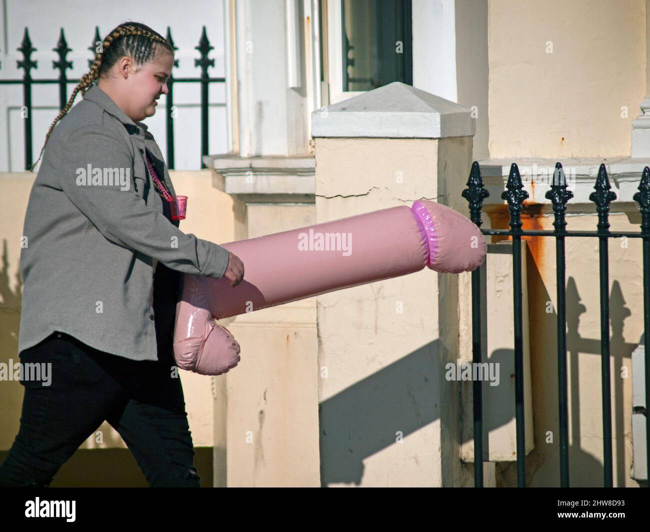 Su una gallina fare a Brighton un enorme, pene gonfiabile è sfilata  attraverso le strade Foto stock - Alamy