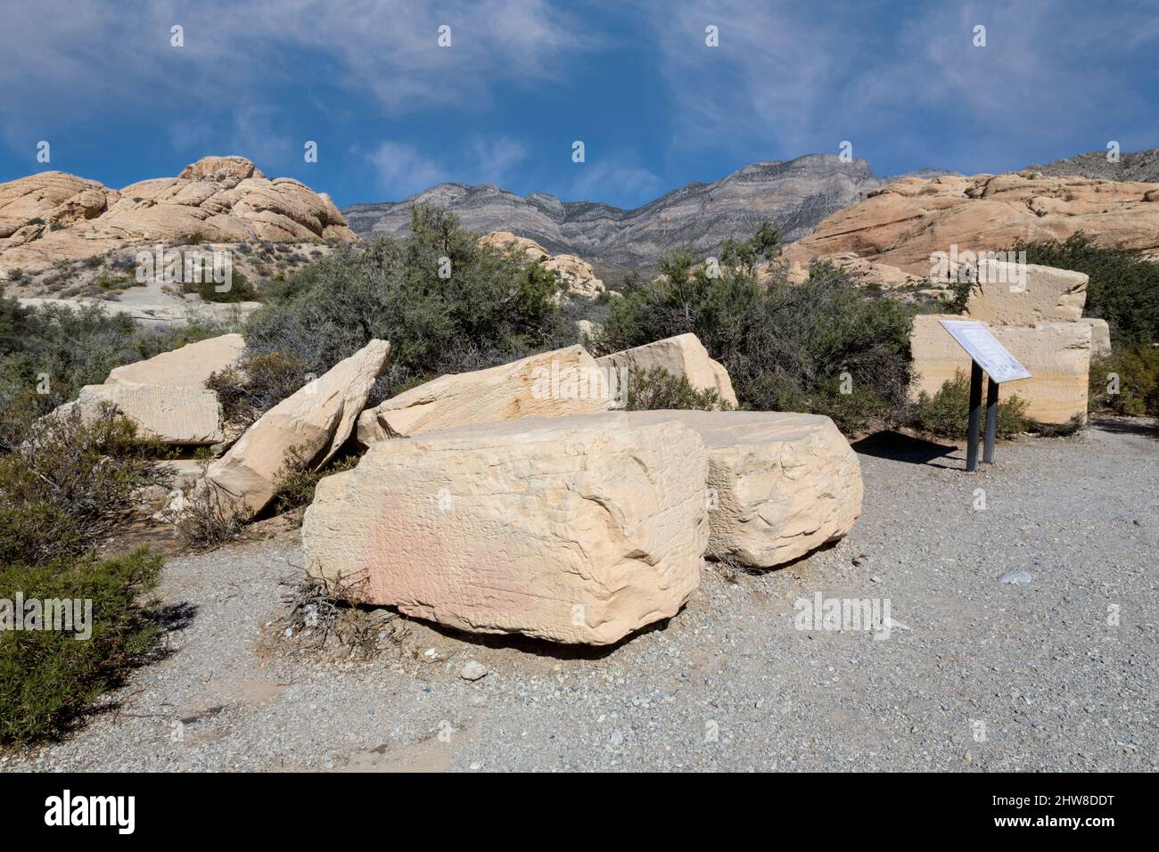 Il Red Rock Canyon, Nevada. Blocchi di pietra rimanenti da una cava di pietra arenaria che ha cessato le proprie attività nei primi anni del Novecento. Foto Stock