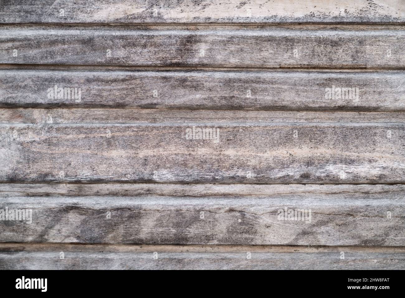 Vecchio pavimento in legno con bella texture, linee orizzontali, vista dall'alto. Tessitura di assi di legno. Foto Stock
