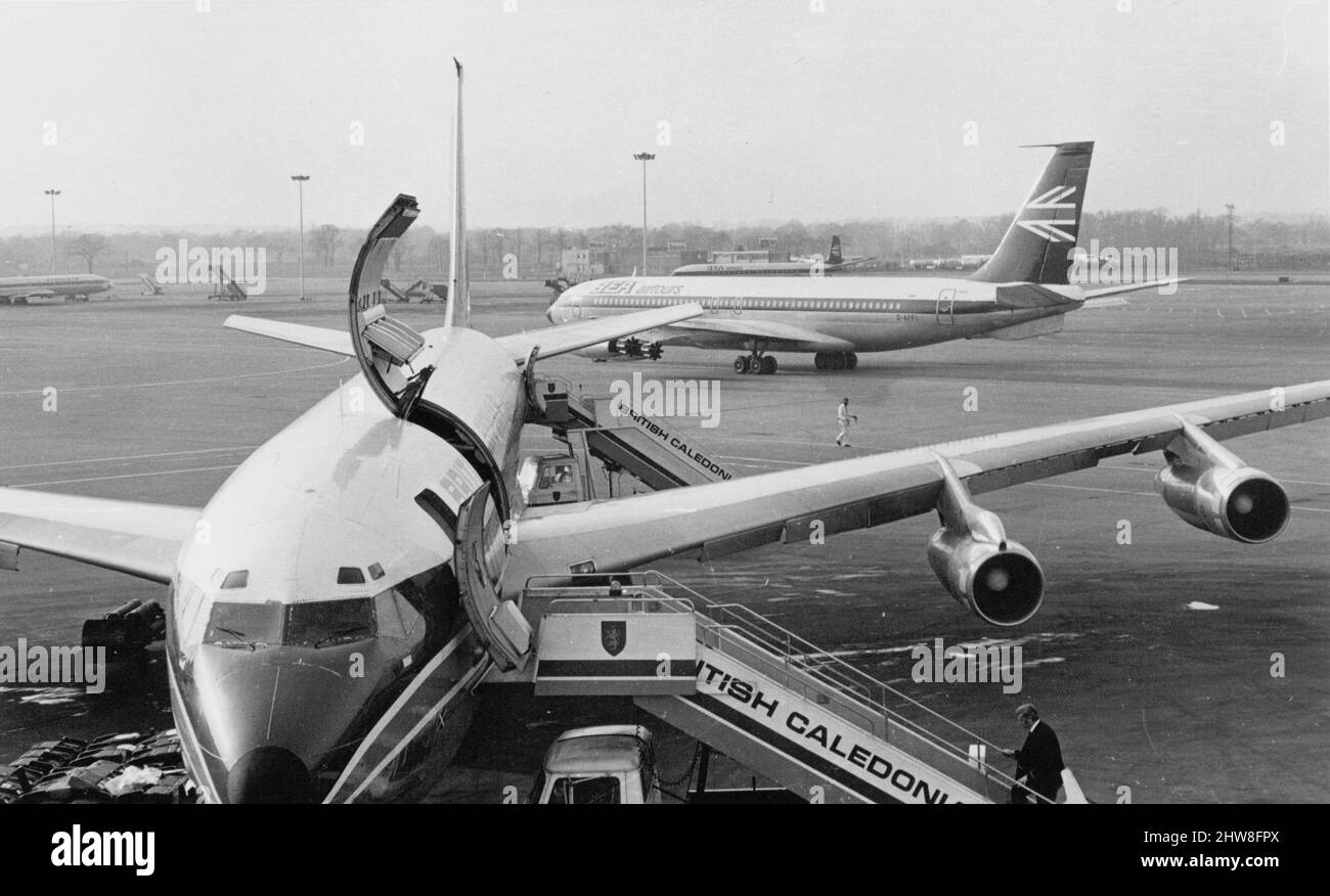 Aeroporto di Gatwick all'inizio del 1970s con Boeing 707 della British Caledonian in primo piano Foto Stock