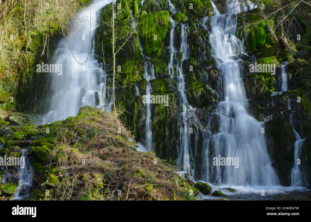 Cascata nella valle di Araitz vicino alla catena montuosa di Aralar, Navarra Foto Stock