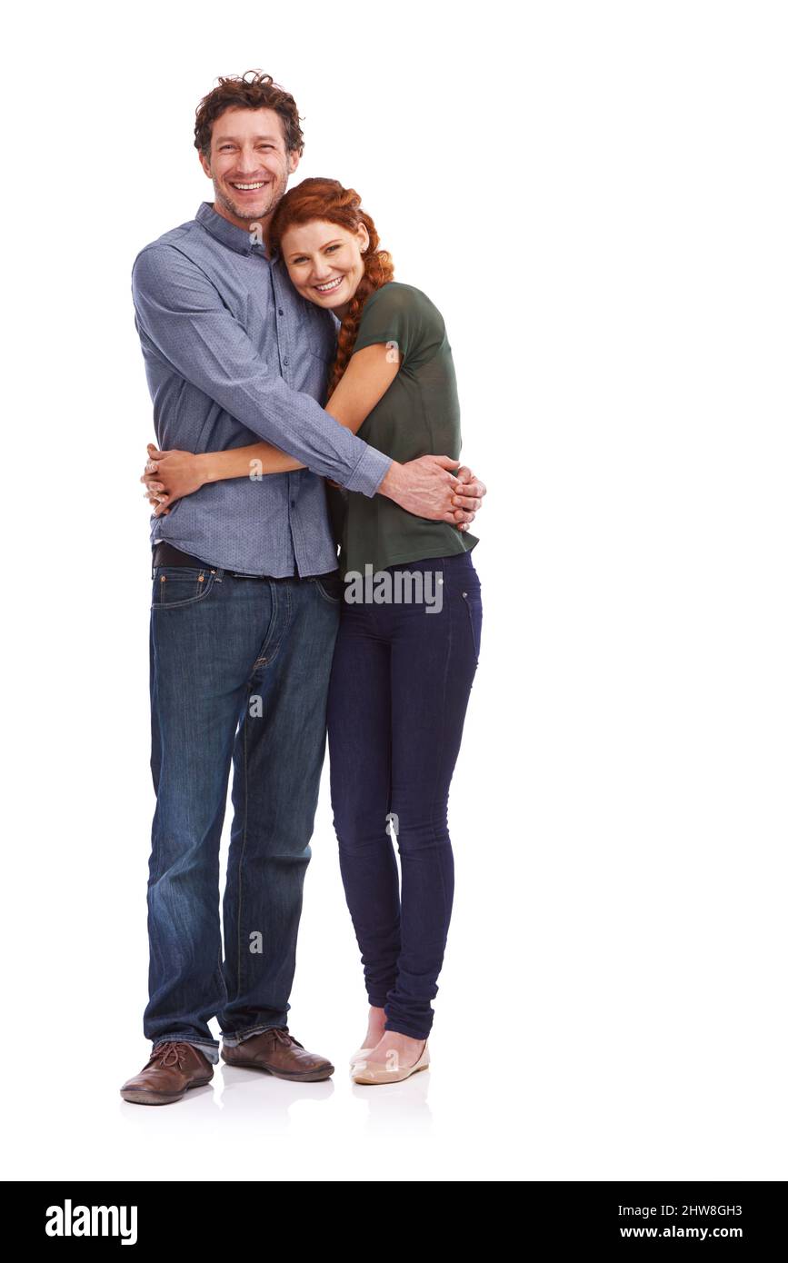 Partner per la vita. Scatto a tutta lunghezza di una bella coppia che abbraccia isolato su bianco. Foto Stock