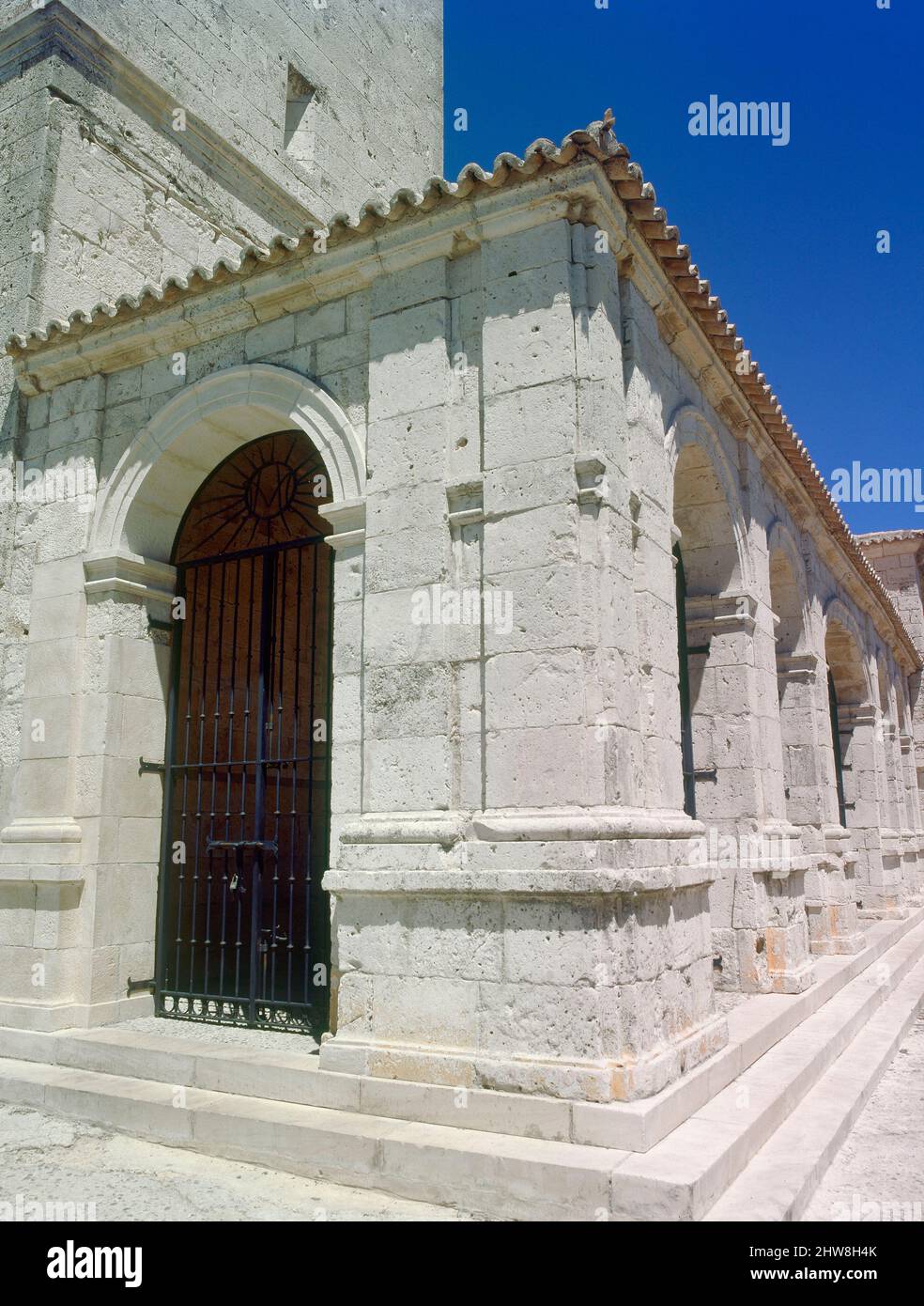PORTICO MERIDIONALE - IGLESIA CONSTRUIDA ENTRE LOS SIGLOS XII Y XVII LOCALITÀ: IGLESIA DE NUESTRA SRA DEL CASTILLO. CAMPO REALE. MADRID. SPAGNA. Foto Stock
