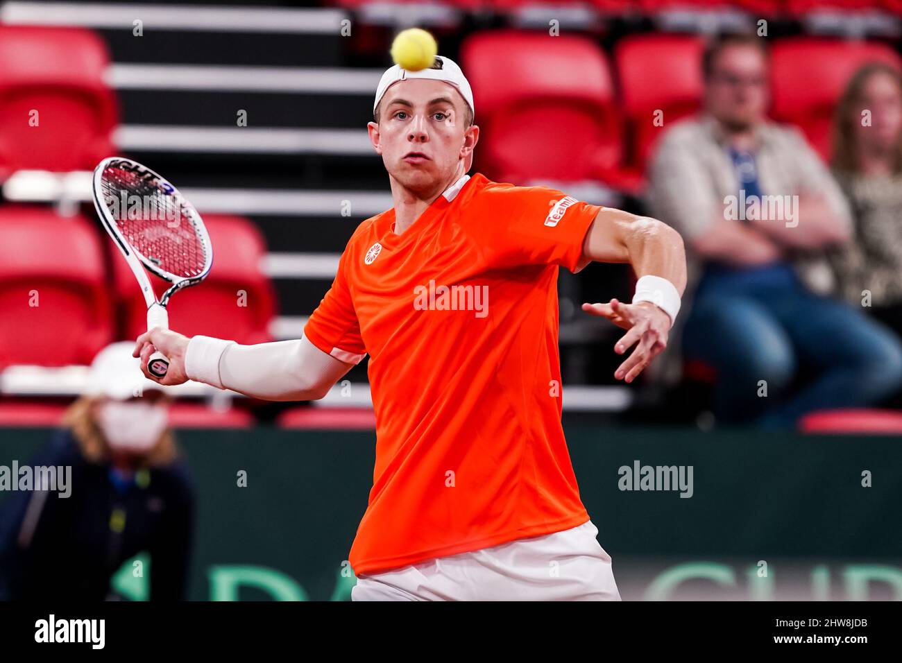 L'Aia, Paesi Bassi. 04th Mar 2022. DEN HAAG, PAESI BASSI - MARZO 4: Tallon Griekspoor dei Paesi Bassi gioca una mano d'anticipo nella sua partita singola contro Steven Diez del Canada durante il 2022 Davis Cup Qualifier tra Paesi Bassi e Canada allo Sportcampus Zuiderpark il 4 marzo 2022 a Den Haag, Paesi Bassi (Foto di Andre Weening/Orange Pictures) credito: Orange Pics BV/Alamy Live News Foto Stock