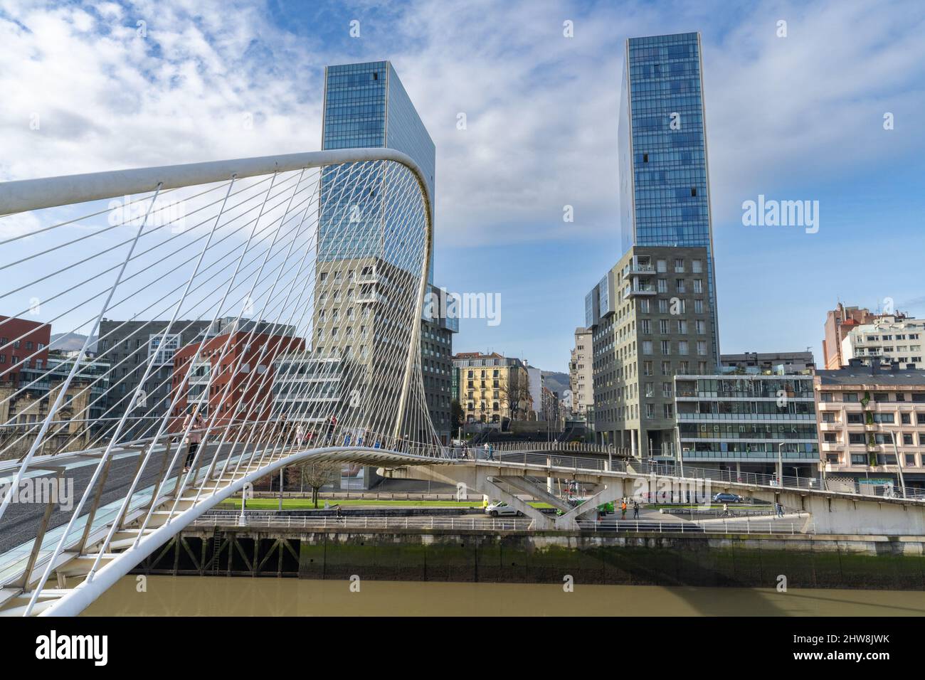 Bilbao, Spagna, 15 febbraio 2022. Ponte Zubizuri sul fiume Nervion nella città di Bilbao, Spagna Foto Stock