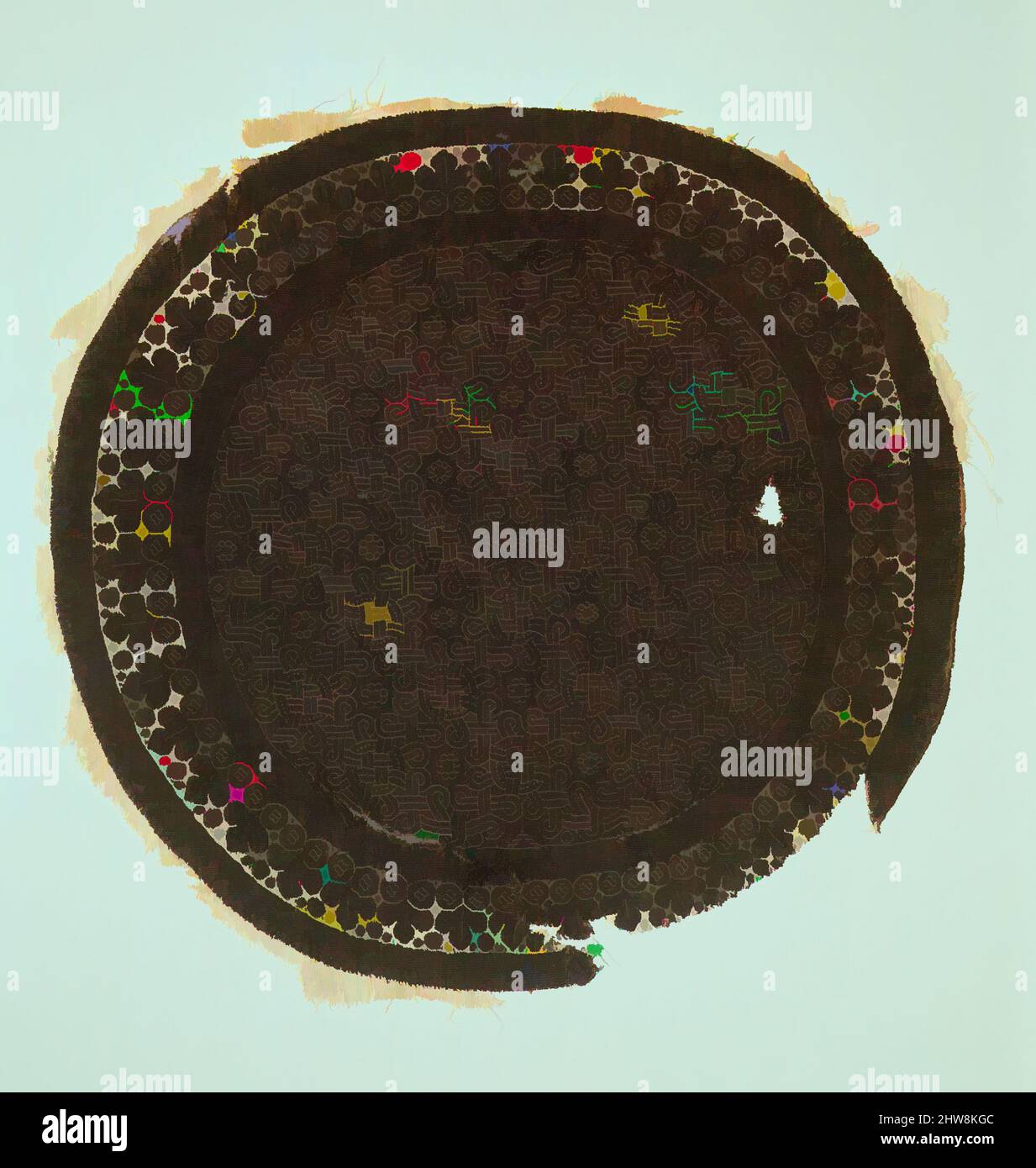 Arte ispirata dal grande roundel interlacciato di un tessile domestico o tunica, 4th secolo, made in Egypt, lana, lino; Tela piana, tela arazzi, 14,62 pollici di altezza 13,87 pollici di larghezza (37 cm di altezza 35 cm di larghezza), tessili, rotonde come questo, adornato molti tipi di stoffa--appendiabiti, coperture, tuniche, opere classiche modernizzate da Artotop con un tuffo di modernità. Forme, colore e valore, impatto visivo accattivante sulle emozioni artistiche attraverso la libertà delle opere d'arte in modo contemporaneo. Un messaggio senza tempo che persegue una nuova direzione selvaggiamente creativa. Artisti che si rivolgono al supporto digitale e creano l'NFT Artotop Foto Stock