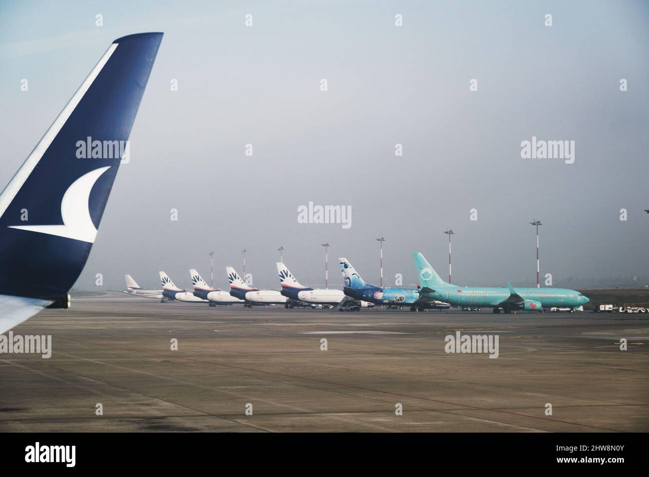 Izmir, Turchia - 9 novembre 2021: Aerei allineati sulla pista di Izmir Adnan Menderes Airport. Foto editoriale a Izmir Turchia. Foto Stock