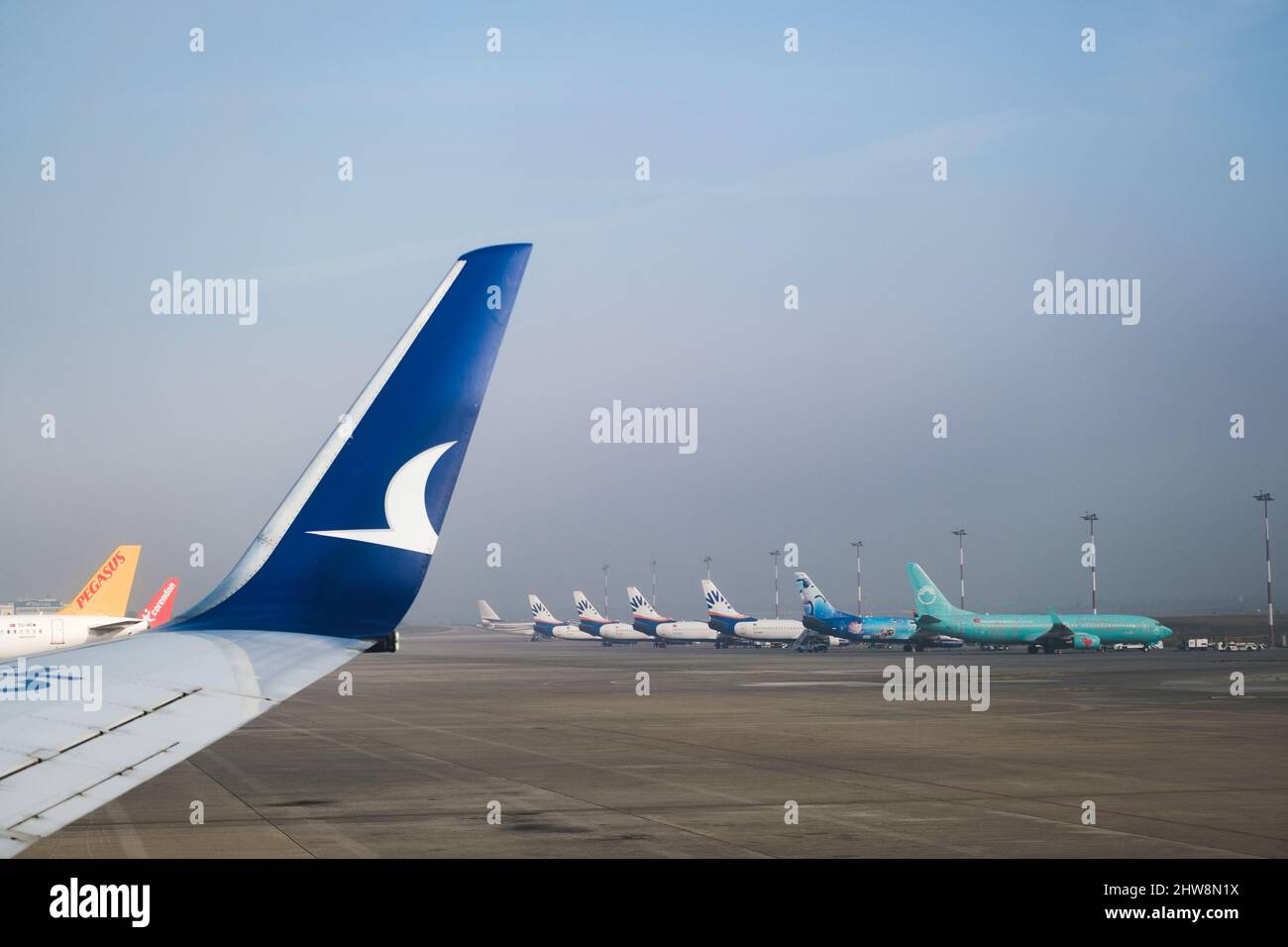 Izmir, Turchia - 9 novembre 2021: Aerei allineati sulla pista di Izmir Adnan Menderes Airport. Foto editoriale a Izmir Turchia. Foto Stock