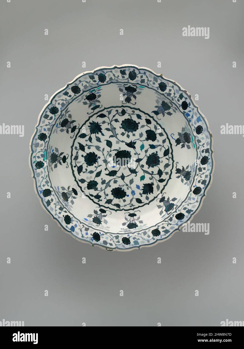 Arte ispirata a piatto con foglie di Rim in imitazione di porcellana cinese, ca. 1570–80, fabbricato in Turchia, Iznik, Stonepaste; policromo dipinto in blu sotto uno smalto trasparente, H. 4 7/16in. (11,3 cm), Ceramica, molti sultani ottomani erano avidi collezionisti di porcellane cinesi, e, opere classiche modernizzate da Artotop con un tuffo di modernità. Forme, colore e valore, impatto visivo accattivante sulle emozioni artistiche attraverso la libertà delle opere d'arte in modo contemporaneo. Un messaggio senza tempo che persegue una nuova direzione selvaggiamente creativa. Artisti che si rivolgono al supporto digitale e creano l'NFT Artotop Foto Stock