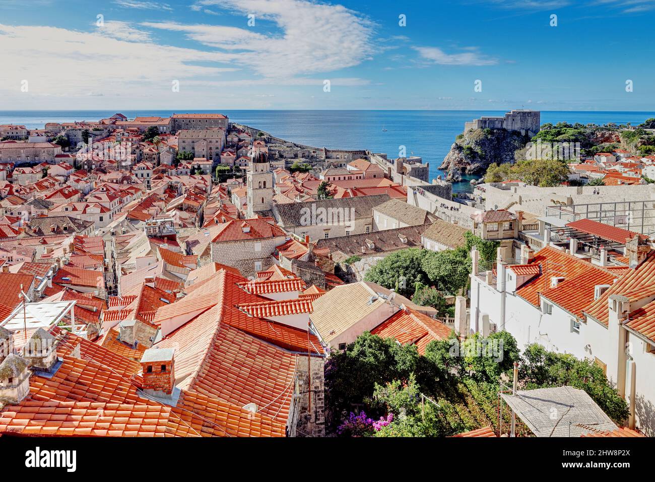 Vista aerea dalle mura della città dei tetti di terracotta rossa della città vecchia di Dubrovnik, Croazia Foto Stock