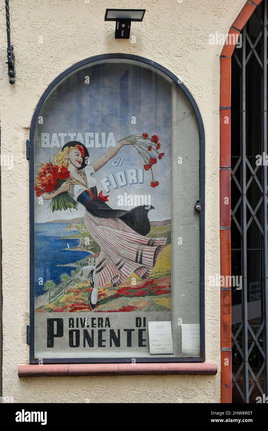 Vetrina di un negozio di poster con un poster d'epoca della Battaglia dei Fiori di Ventimiglia nel centro storico di Sanremo, Imperia, Liguria, Italia Foto Stock