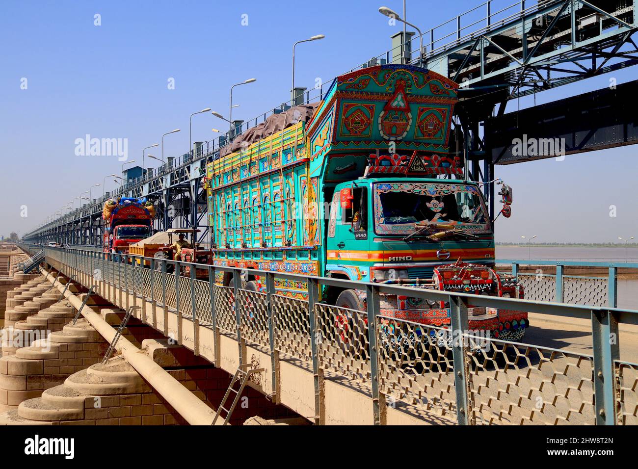 Camion pakistano a Trimmu Barrage sul fiume Chenab nel distretto di Jhang della provincia di Punjab del Pakistan. Foto Stock