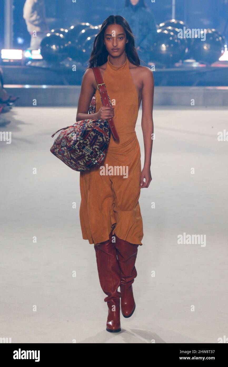 Un modello cammina sulla pista alla sfilata Isabel Marant durante la sfilata  di moda Autunno/Inverno 2022 alla settimana della moda di Parigi, Parigi,  Francia, il 3 marzo 2022. (Foto di Jonas Gustavsson/Sipa