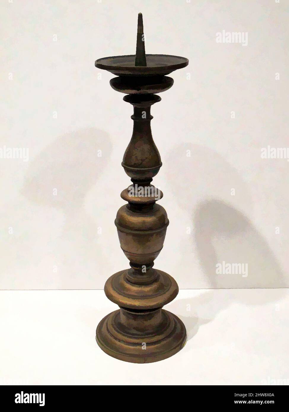 Arte ispirata a Candlestick, 19th secolo (?), in stile fiammingo o tedesco del 17th secolo, europeo, lega di rame di colore rossastro., H. 50 cm. (Escluso il pricket)., metallurgia, questo candeliere è uno di coppia. I getti grossolani con danni deliberati suggeriscono una possibile data delle, opere classiche modernizzate da Artotop con un tuffo di modernità. Forme, colore e valore, impatto visivo accattivante sulle emozioni artistiche attraverso la libertà delle opere d'arte in modo contemporaneo. Un messaggio senza tempo che persegue una nuova direzione selvaggiamente creativa. Artisti che si rivolgono al supporto digitale e creano l'NFT Artotop Foto Stock