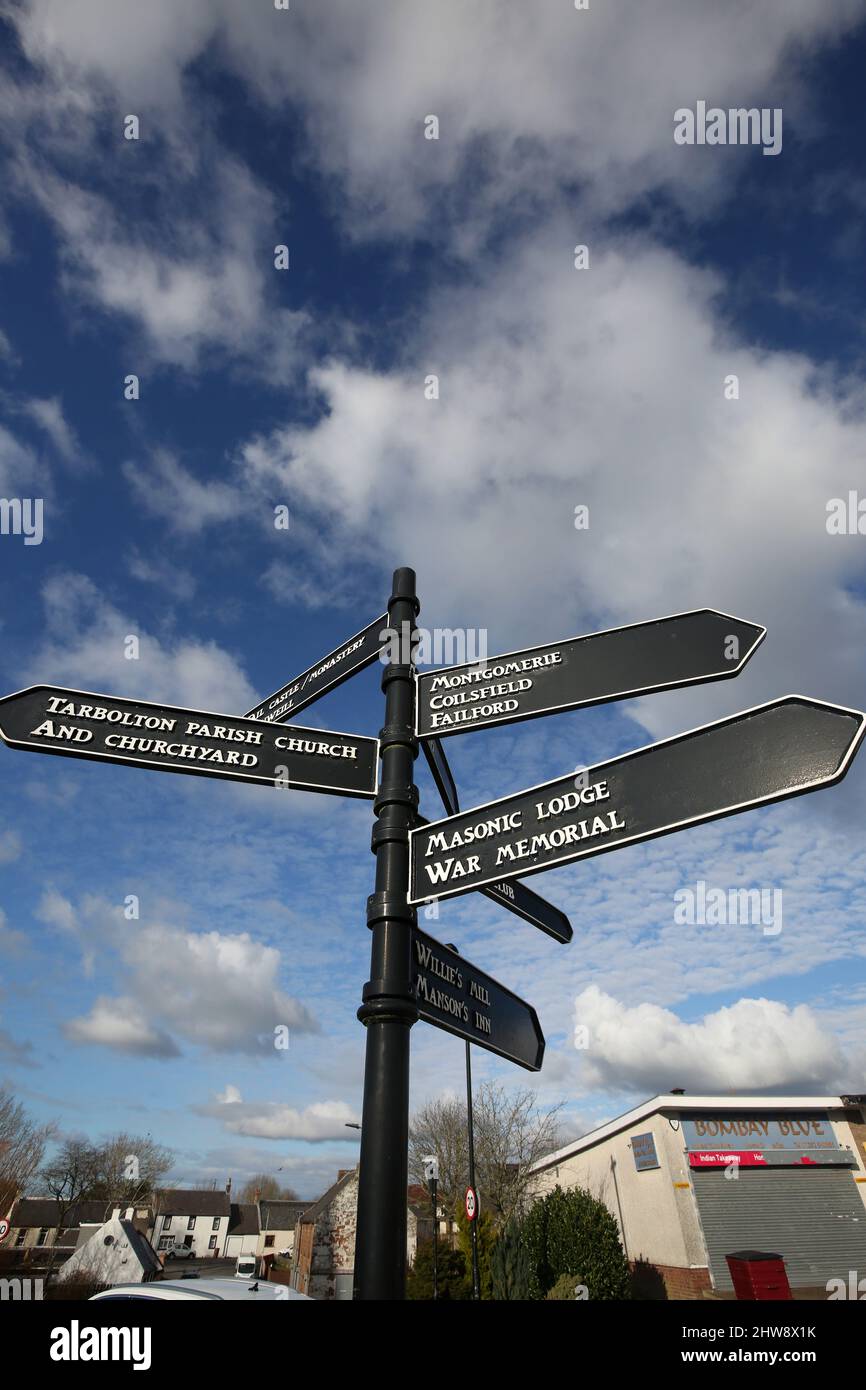 Tarbolton, Ayrshire, Scozia, Regno Unito. Un fingerpost armato multiplo che dà la direzione ai luoghi di interst intorno a Tarbolton. Foto Stock