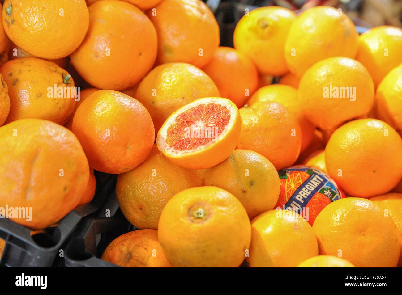 Arance della Sicilia su di un banco di un fruttivendolo Foto Stock