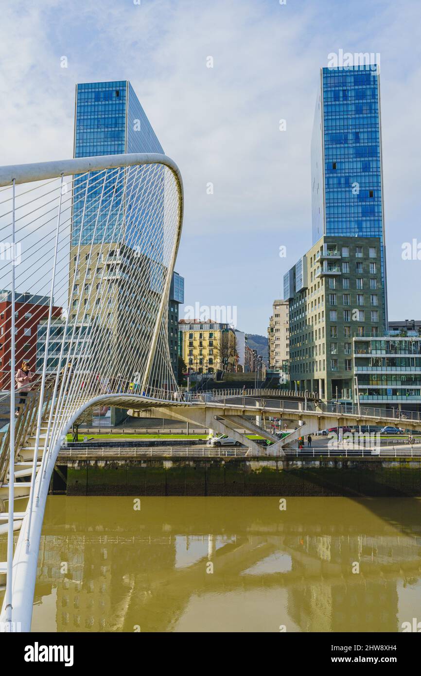 Bilbao, Spagna, 15 febbraio 2022. Ponte Zubizuri sul fiume Nervion nella città di Bilbao, Spagna Foto Stock