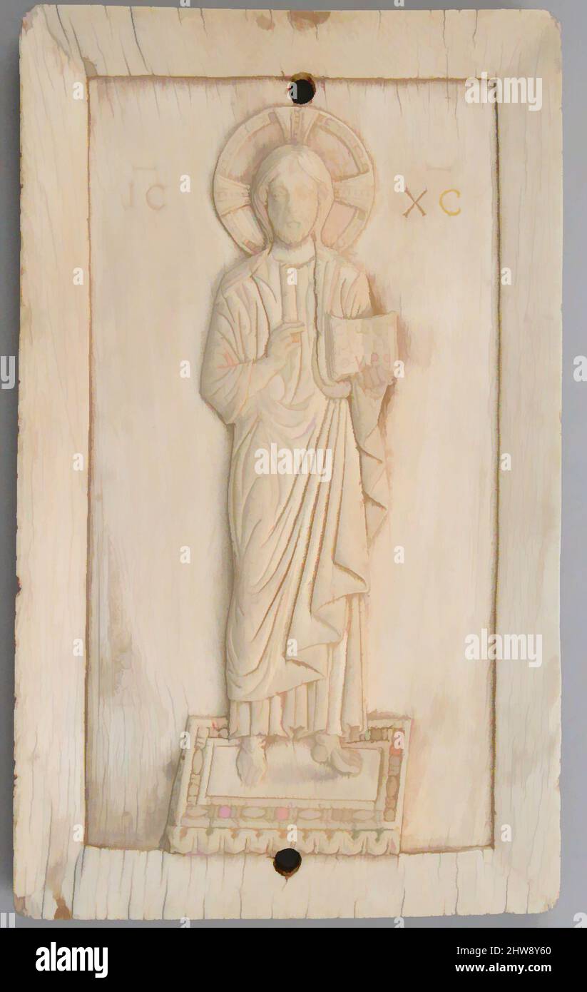 Art Inspired by Panel with a Standing Figure of Christ, tardo 11th–inizio 12th secolo, South Italian, Ivory, Overall: 6 5/8 x 4 x 7/16 poll. (16,8 x 10,2 x 1,1 cm), avori, questa targa, che potrebbe essere servita come icona o come copertina di un libro, mostra Cristo che tiene un libro con un greco, opere classiche modernizzate da Artotop con un tuffo di modernità. Forme, colore e valore, impatto visivo accattivante sulle emozioni artistiche attraverso la libertà delle opere d'arte in modo contemporaneo. Un messaggio senza tempo che persegue una nuova direzione selvaggiamente creativa. Artisti che si rivolgono al supporto digitale e creano l'NFT Artotop Foto Stock