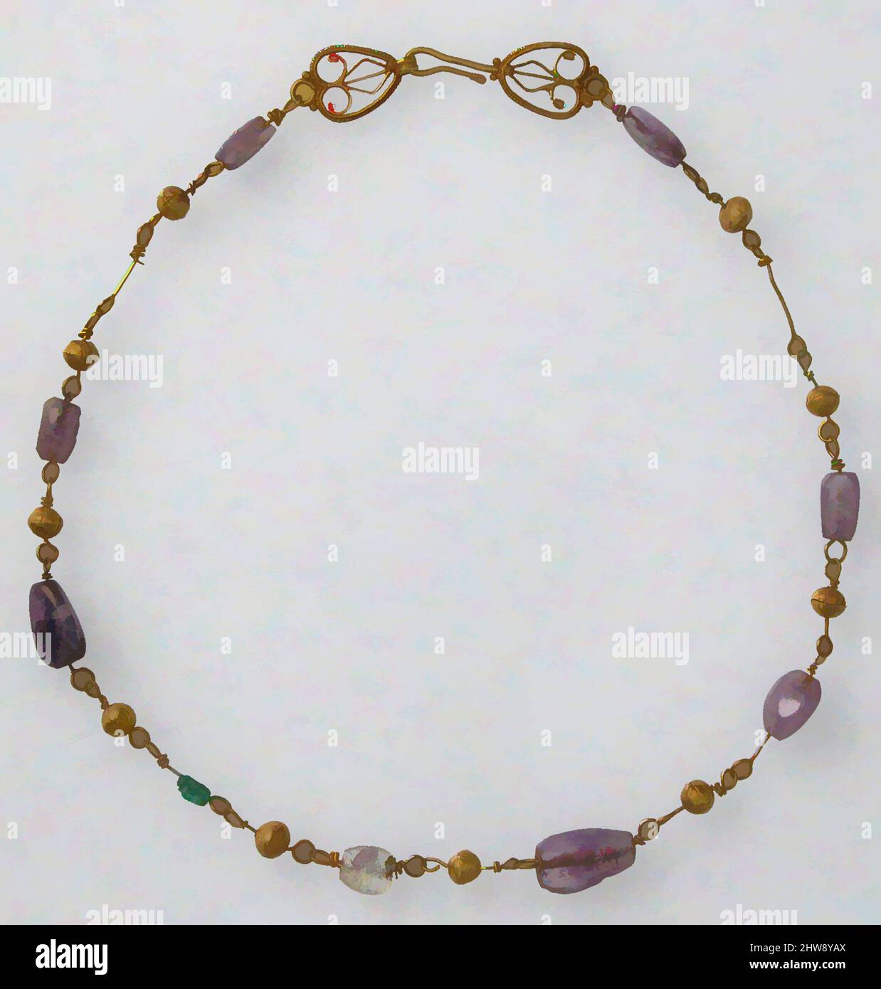 Arte ispirata alla collana d'oro con Ametisti, vetro e perle d'oro, 6th–7th secolo, bizantina, Perline di oro, ametista (cristallo colorato di vetro o roccia e smeraldo), totale: 17 9/16 x 9/16 x 1/4 pollici (44,6 x 1,4 x 0,6 cm), metallo-oro, utilizzando fili d'oro, orafi bizantini lavorato, opere classiche modernizzate da Artotop con un tuffo di modernità. Forme, colore e valore, impatto visivo accattivante sulle emozioni artistiche attraverso la libertà delle opere d'arte in modo contemporaneo. Un messaggio senza tempo che persegue una nuova direzione selvaggiamente creativa. Artisti che si rivolgono al supporto digitale e creano l'NFT Artotop Foto Stock